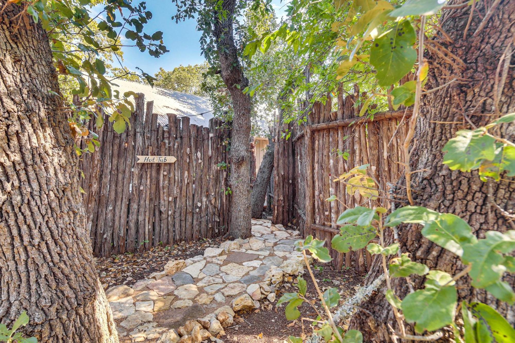 Pet-Friendly Wimberley Cabin With Fire Pit And Hot Tub Exterior foto
